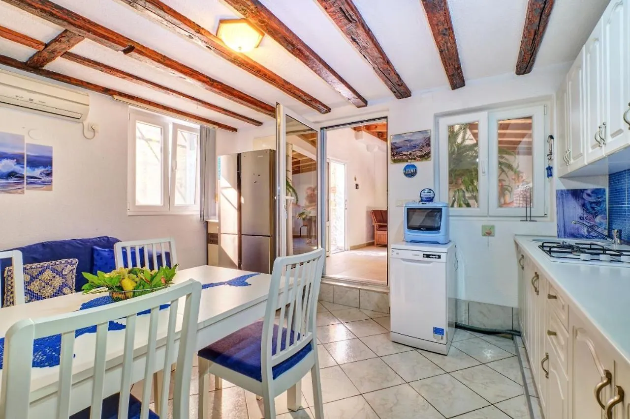 Apartment Nerezine 8049B